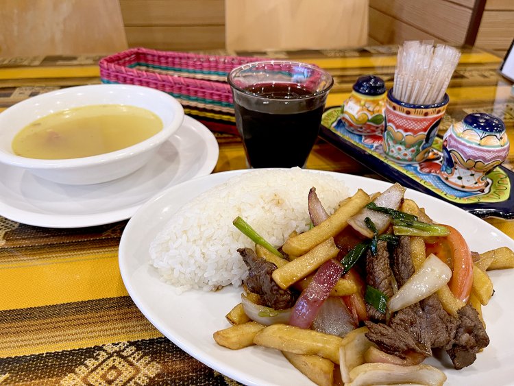 ボリュームたっぷり。肉も野菜もたっぷり食べられパワーがつくランチだ。