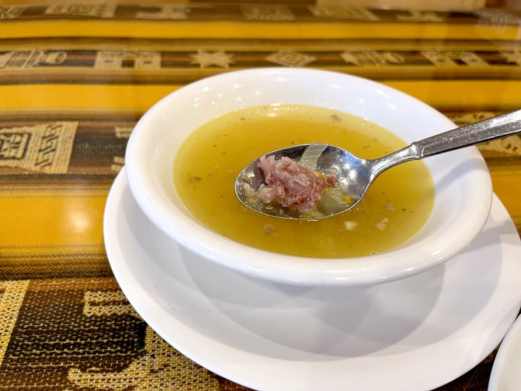 厳密にいうとコンソメではなくて、牛のテールのほかさまざまな部位の肉を入れてスープをとっている。軟骨のようにコリっとした食感の肉も入っていた。