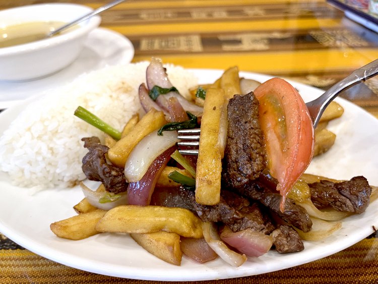 炒めてしなしなになったフライドポテトが旨味たっぷりの甘じょっぱく少し酸味もある汁を吸って、おいしさがグンとUPしている。