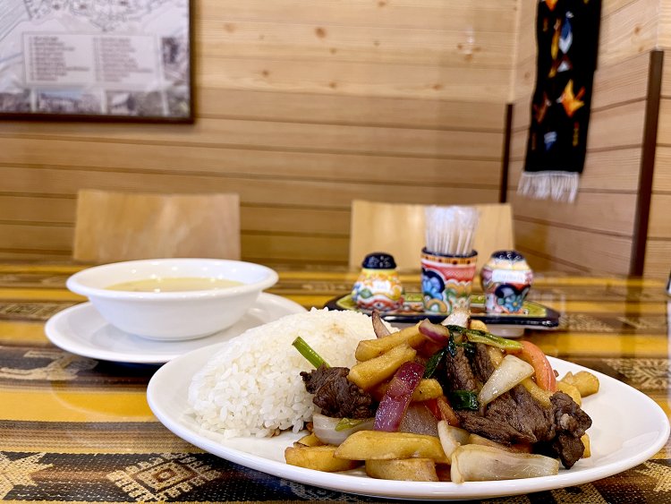 ロモサルタード900円。肉も野菜もたっぷり食べられパワーがつくランチだ。