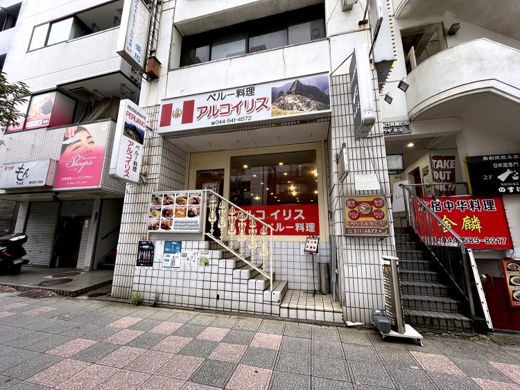 雑居ビルの1Fにババーンと大きく店名が表示されているからすぐわかった。