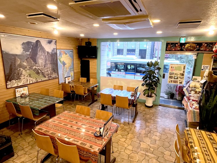 テーブルにはエスニックなクロスが敷かれ、壁にはペルーの地図やマチュピチュの写真も。