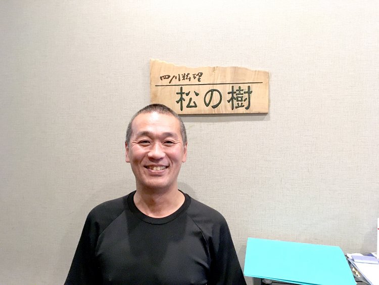 店主の宮本竜太さん。「人との繋がりが大事」と、仕事が終わっても料理人仲間とコミュニケーションは欠かさないそう。