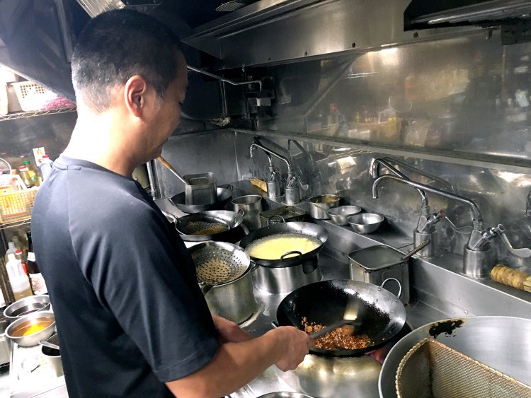 手際よく麻婆豆腐を調理する宮本さん。辛さは調整してもらえるそう。