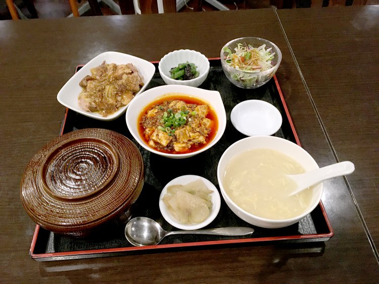 左下の丼にはご飯がたっぷり。これだけで普通の定食以上のボリュームだ。点心は少し遅れて出てくる。