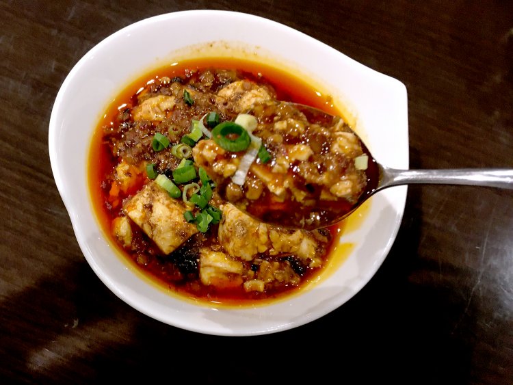 まさに四川料理を代表する麻婆豆腐。痺れるような辛さを堪能できる。苦手な人は注文の時に辛さの希望を伝えるといい。