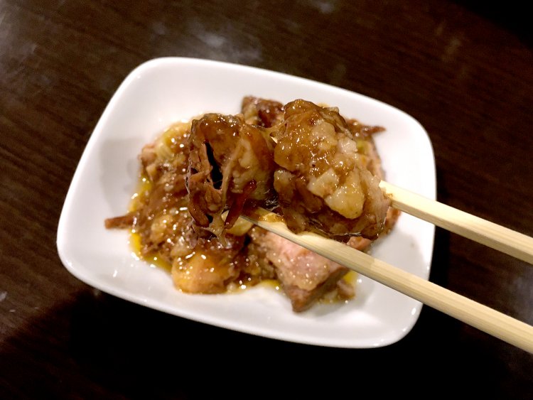 牛バラ煮込みは、しっかりと煮込んであるので、とろとろの食感も楽しめる。