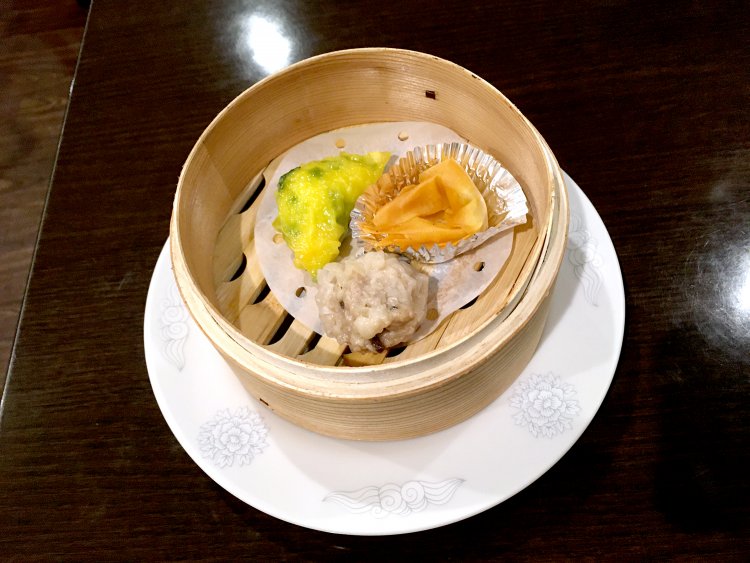 せいろの中には点心が3個。左から海老ニラ蒸し餃子、右が揚げワンタン、下が焼売だ。