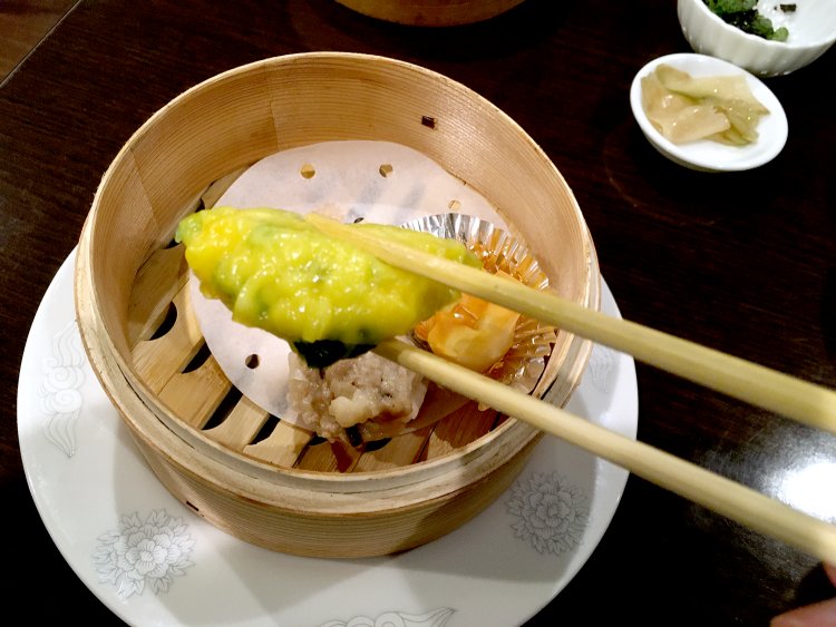 ぷりぷりのエビの食感と旨味が豊かなニラの香りとが合わさった蒸し餃子。