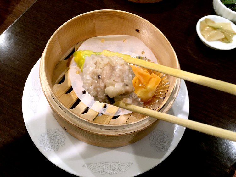 しっかりと粗挽き肉の食感と旨味を楽しめる焼売。