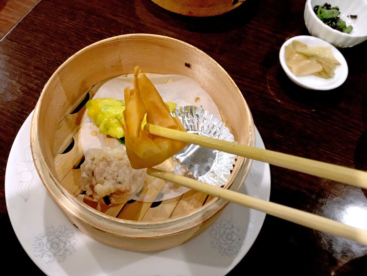 揚げワンタンの中身はポテトサラダ！　皮はカリカリ食感でポテトサラダの柔らか食感とのバランスが◎。