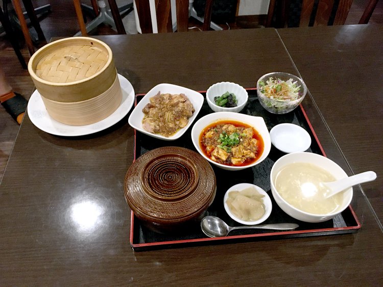 豪華さにびっくりのランチスペシャル1100円。左下の丼にはご飯がたっぷり。