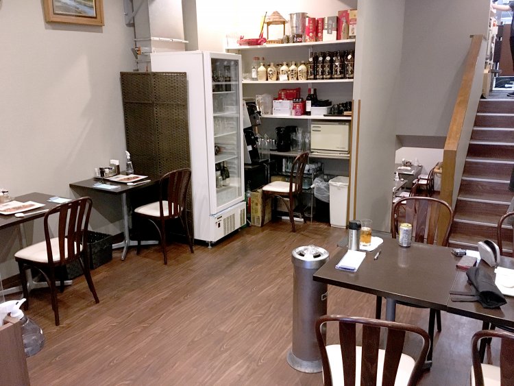 1階はおひとり様用席と4人掛けテーブルが1席。2階は厨房となっている。