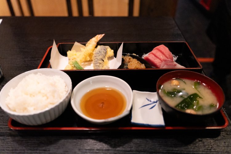 新鮮な魚をいただく！　マグロは甘くて口の中で一瞬でなくなってしまった！