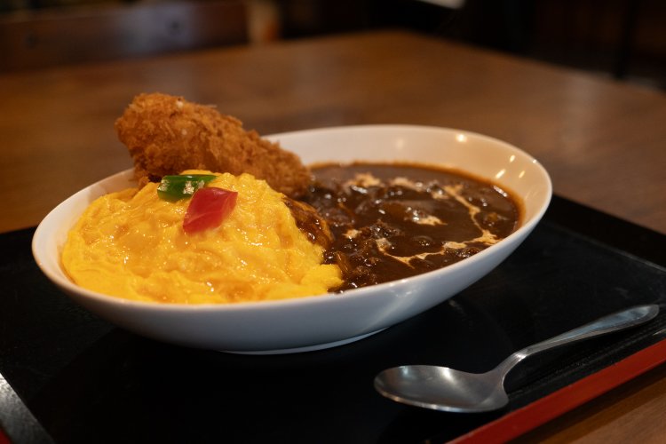 ボリューム満点のオムハヤシライス1300円。