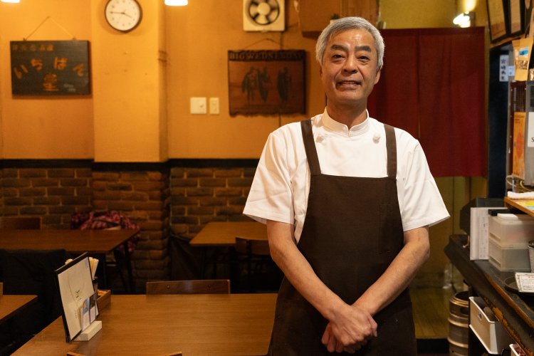 やさしい笑顔でお話しくださった店主の宮崎さん。「食材はこだわりをもって仕入れています」。