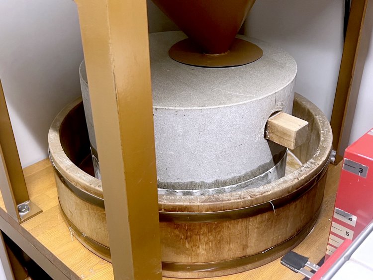 指定農家からソバの実を直接仕入れ、店にある石臼で挽いたそば粉でそばを打っている。