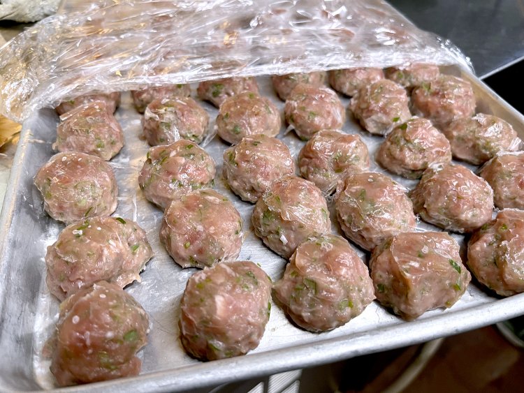 鴨肉100％の肉団子は女将さんの手作りだ。