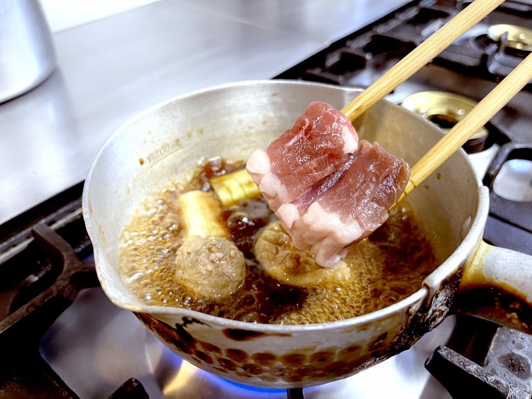 鮮やかな色の鴨肉を投入。鴨とネギ、出汁と醤油の香りがぷ〜んとしてきた。