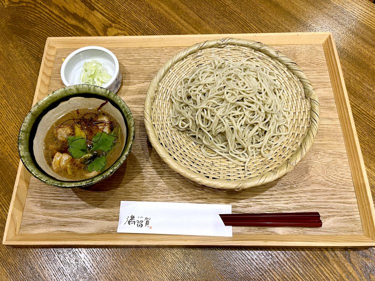 ゆずや三つ葉、糸唐辛子らの香味がさらに旨味を引き立てる。