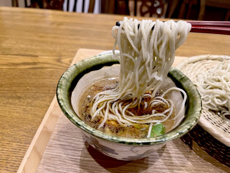 厚い油膜が張っていて、鴨の旨味と魚介の出汁、キリリとした醤油が利いている。