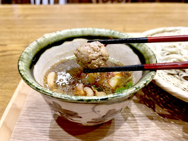 むっちりとした歯応えの肉団子は噛み締めるたびに鴨の旨味が染み出してくる。