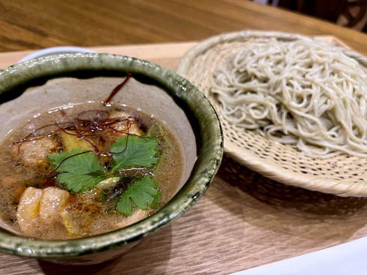 鴨せいろ1540円。つけ汁とそばの相性がサイコー。