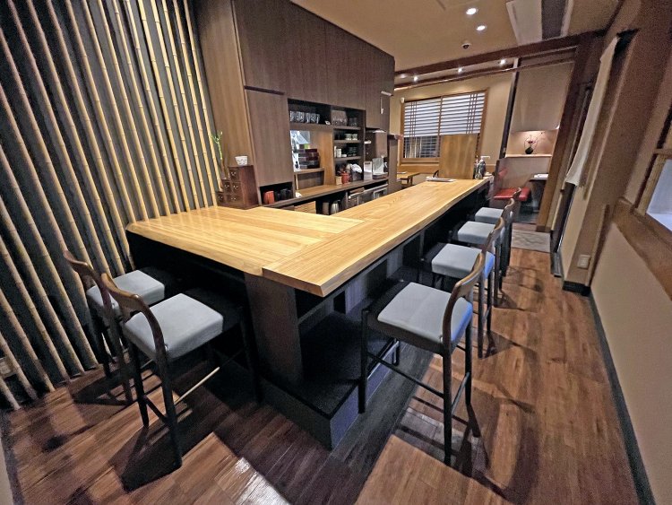 落ち着いた雰囲気のカウンター。席間がゆったりしているのでくつろげる。