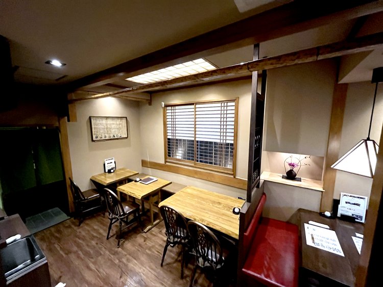 2人または4人で座れるテーブル席も人気だ。