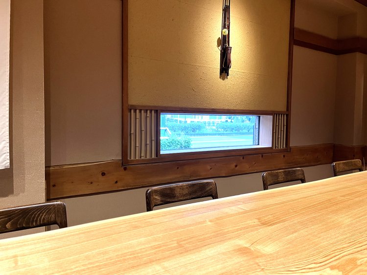 カウンターは木目が美しい一枚板。