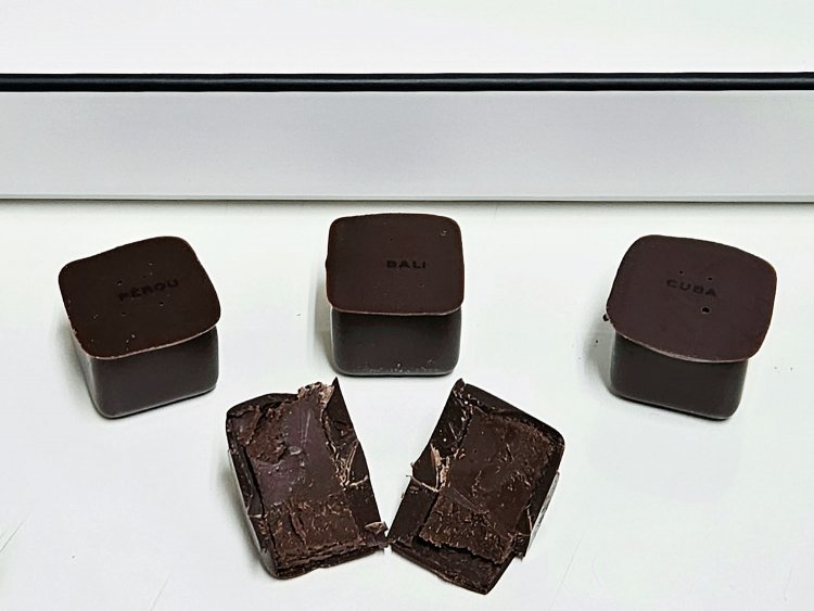 ピエール マルコリーニ グラン クリュ(手前)、ペルー グラン クリュ(奥左)、バリ グラン クリュ(奥中)、キューバ グラン クリュ(奥右)。