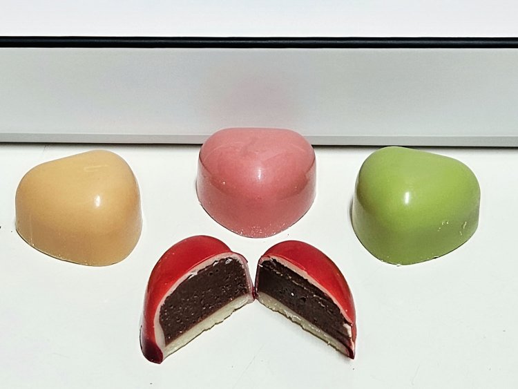 クール フランボワーズ(手前)、クール パッションフルーツ(奥左)、クール ローズ パッションフルーツ(奥中)、クール ピスターシュ(奥右)。