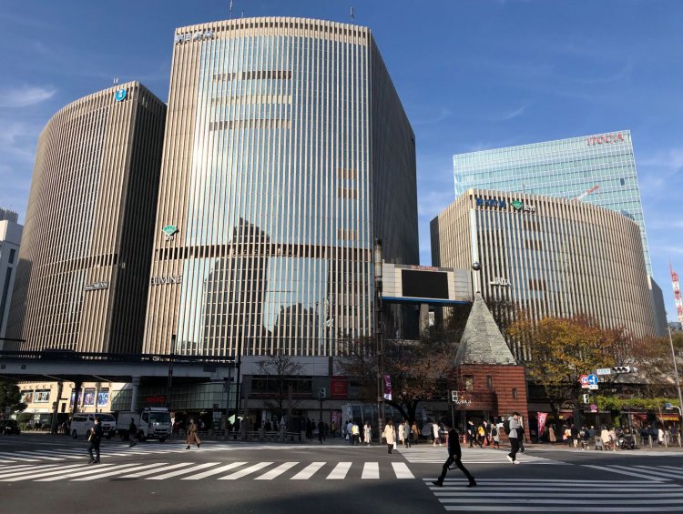 いまは堀川は埋められて数寄屋橋も撤去され、日劇があった場所には有楽町マリオンが建っている。