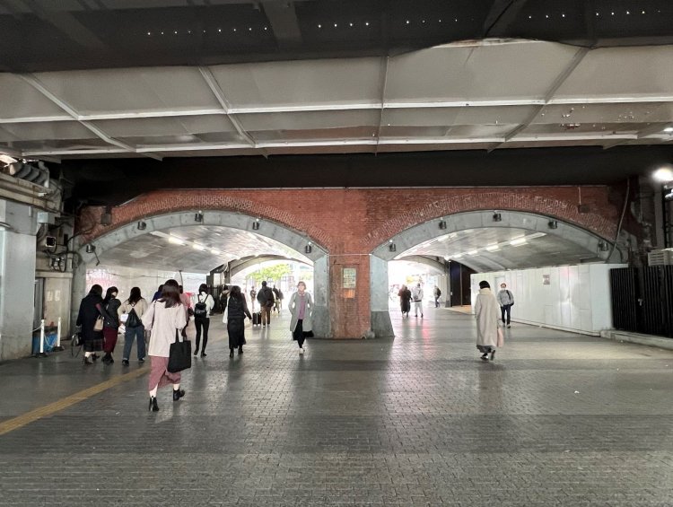 有楽町駅前の鉄道高架下、終戦直後にはここを通る米兵を目当てに街娼が大勢立っていた。