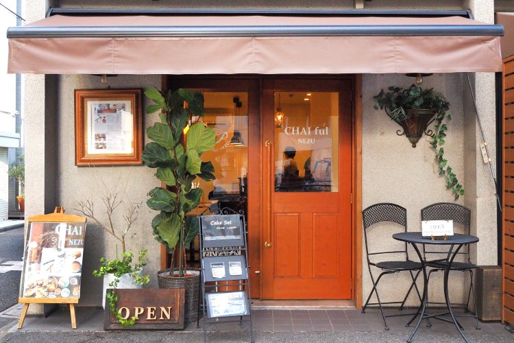 やさしい色合いの木の扉が目印。