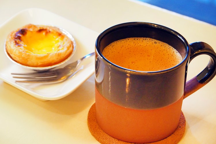 月替わりメニューのシナモンラム（ホット）650円と、エッグタルト250円。