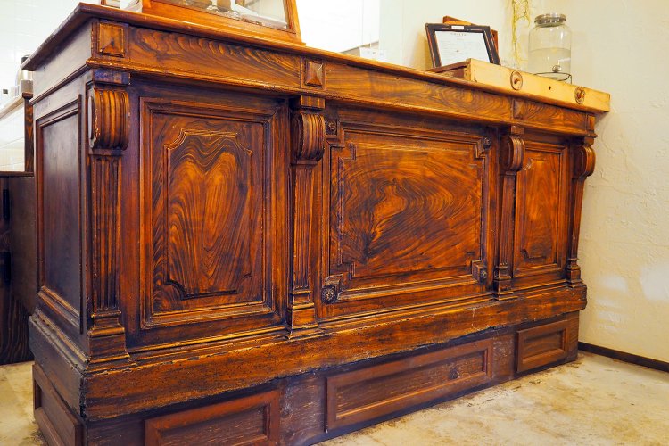 カウンターは、200年以上前にフランス、ベルギーで使われていたものだそう！