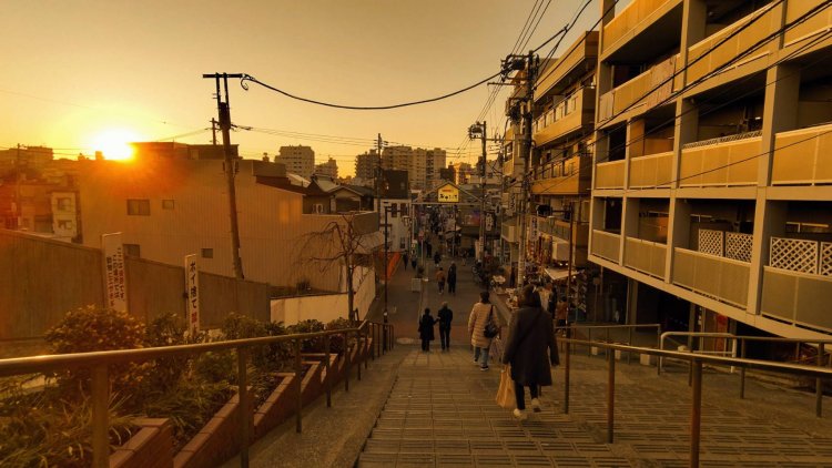 夕日でほんのりオレンジ色に染まる階段。