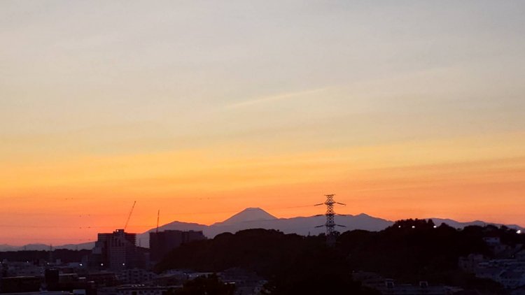 夕焼け空と富士山。