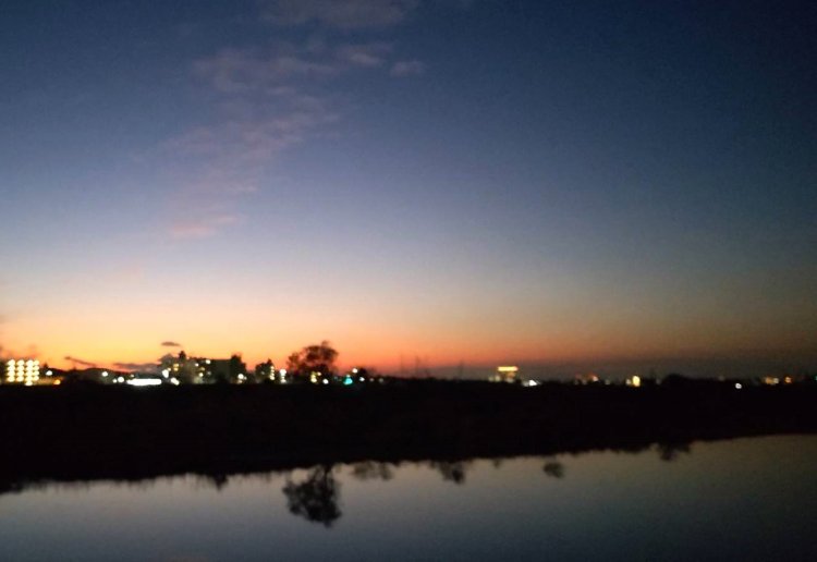 黄昏時のお散歩は防寒をしっかりして楽しんで。