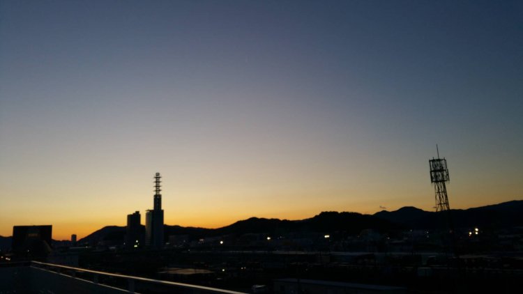 青とオレンジのグラデーションの空は必見。