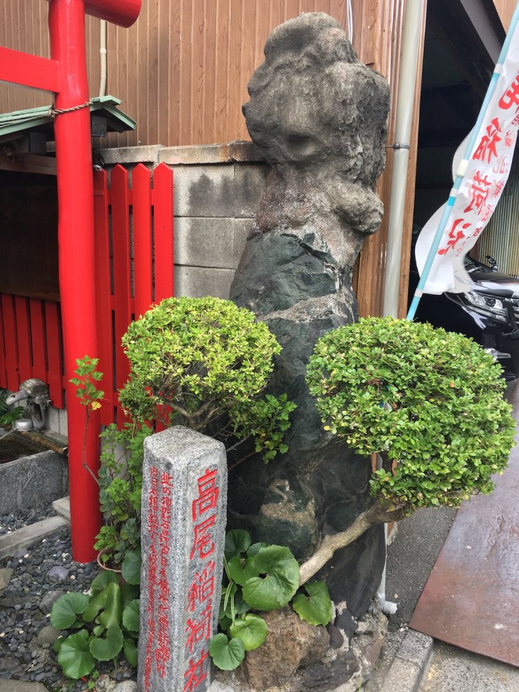 鳥居脇の不思議な岩も何かを物語っているよう。
