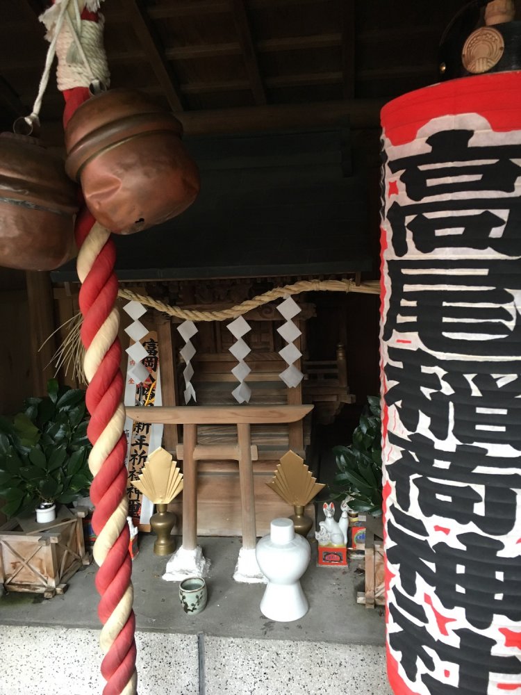 この祠の中に頭蓋骨が。