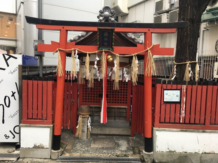 周辺は梅田のビル群。