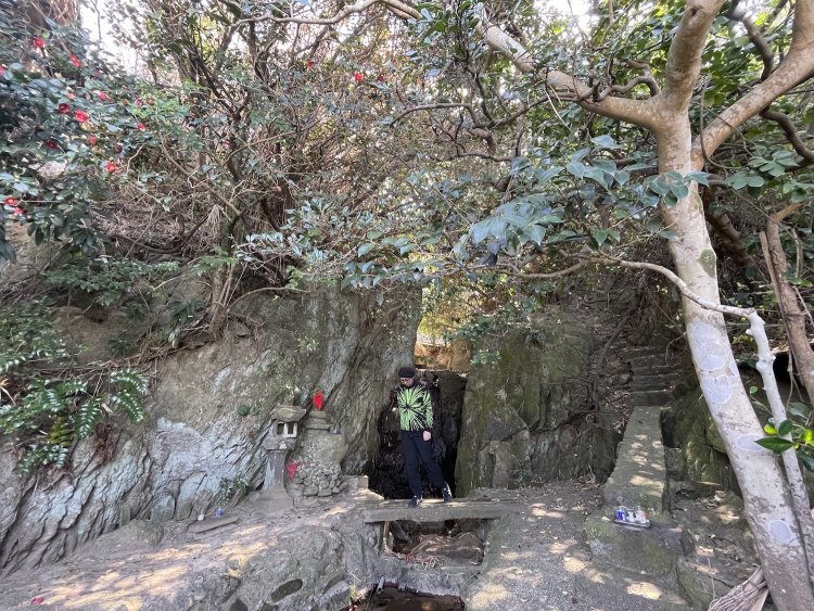 身を隠しやすい藪の中の窪地に社がある。