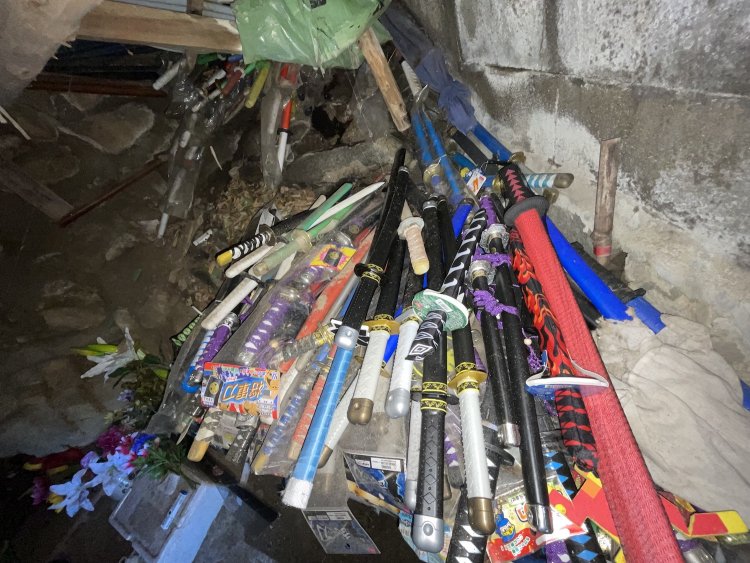 おもちゃの刀が山積みに。