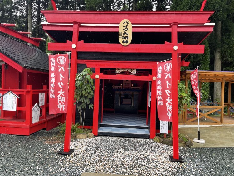 鳥居に「バイク」というカタカナは不思議な違和感。