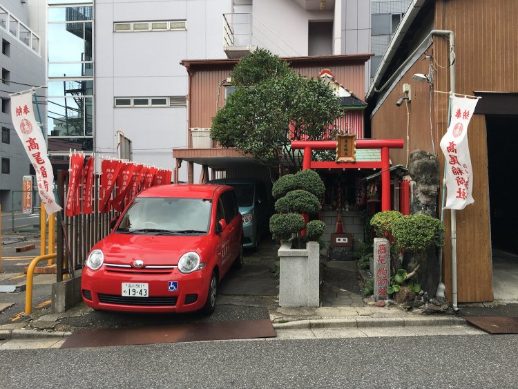都会の谷間にひっそりと建つ小さな神社。
