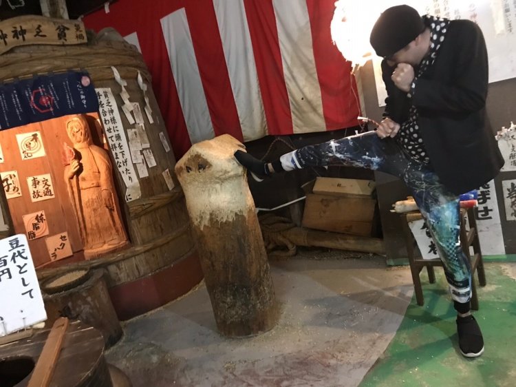 神社でこの行為はどこか背徳感も。