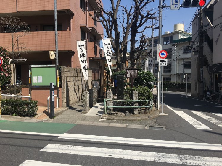 商店街の小さな敷地に縁切り神社が。